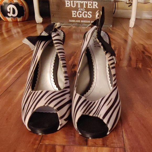3/$25-zebra print heels with black bow on side - Picture 2 of 5